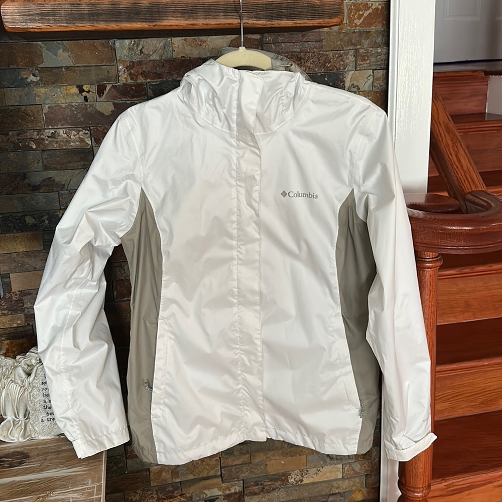 Women’s size small Columbia water repellent wind breaker.